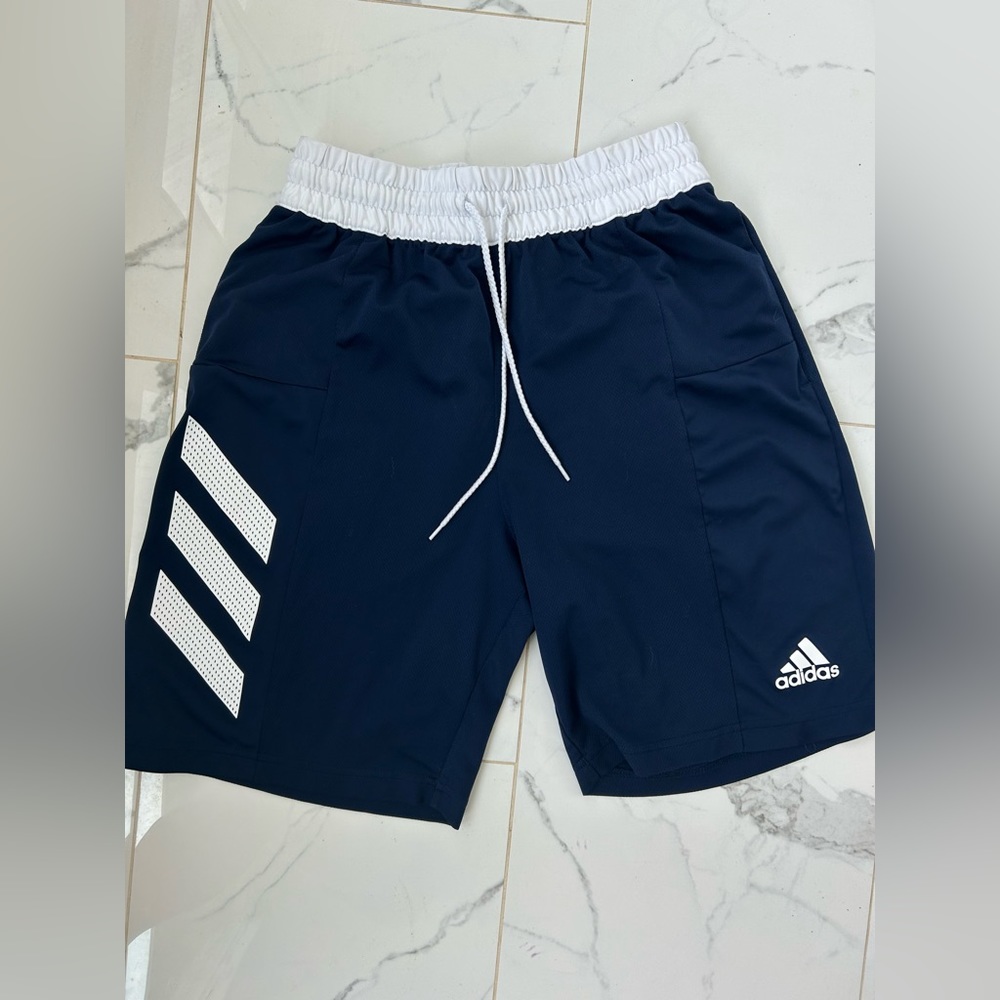 💫MENS MEDIUM ADIDAS BASKETBALL SHORT🏀